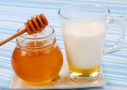 Một ly sữa ấm pha với mật ong sẽ giúp dễ đi vào giấc ngủ hơn