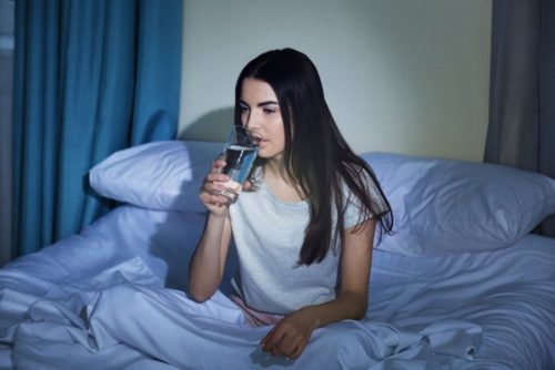 Uống nước nhiều vào ban đêm sẽ dễ bị tiểu đêm