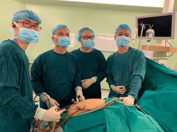 các bác sĩ bệnh viện Bạch Mai đang thực hiện phẫu thuật