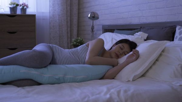 ngủ nghiêng bên trái giúp giảm áp lực của cơ thể lên đôi chân 